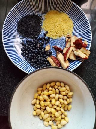 黄豆黑芝麻豆浆的功效,滋补养生，润肠通便的天然饮品